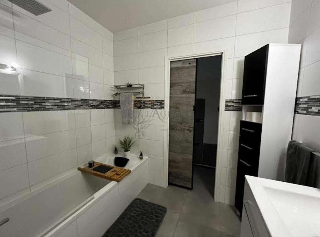 Beau / Clim / Parking / A 200 M *